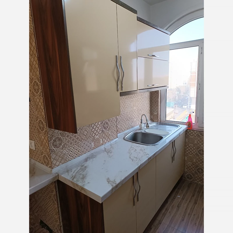برچسب کابینت طرح سنگ هایگلاس کد 3560 سفید رگه قهوه ای طلایی عرض 90 سانت