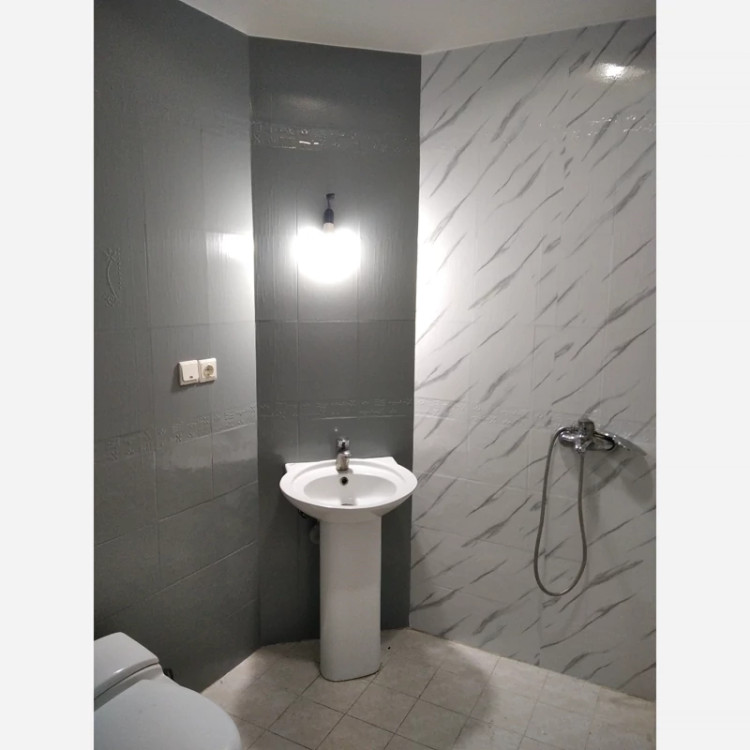 برچسب کابینت طرح سنگ هایگلاس کد 6270 ضخیم سفید رگه طوسی کم چسب مخصوص سطوح صیقلی و براق