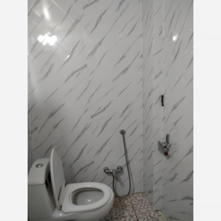 برچسب کابینت طرح سنگ هایگلاس کد 6270 ضخیم سفید رگه طوسی کم چسب مخصوص سطوح صیقلی و براق