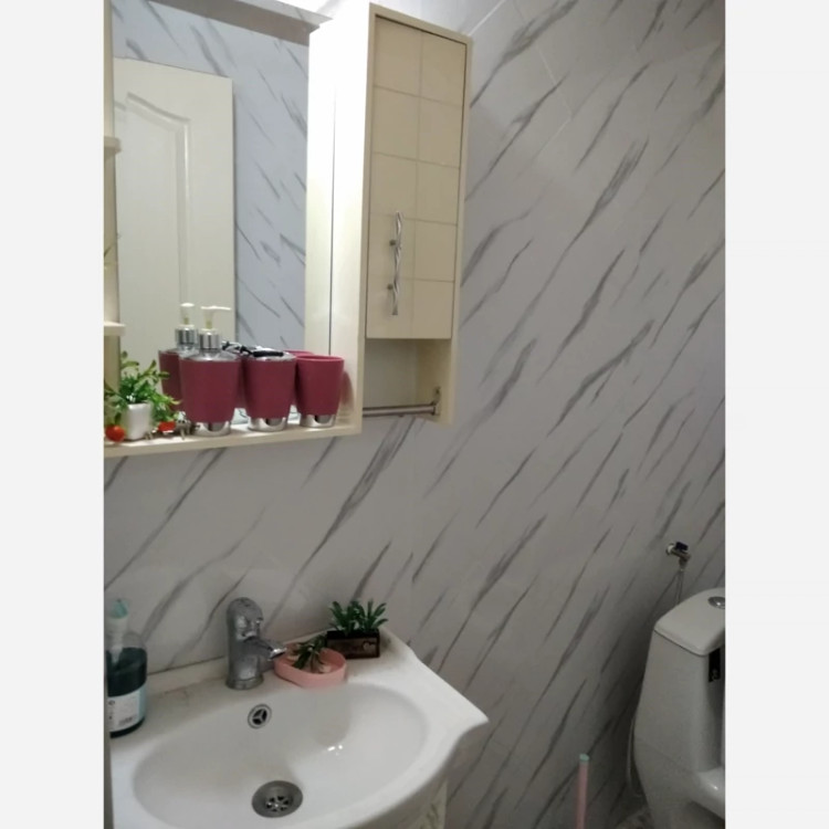 برچسب کابینت طرح سنگ هایگلاس کد 6270 ضخیم سفید رگه طوسی کم چسب مخصوص سطوح صیقلی و براق