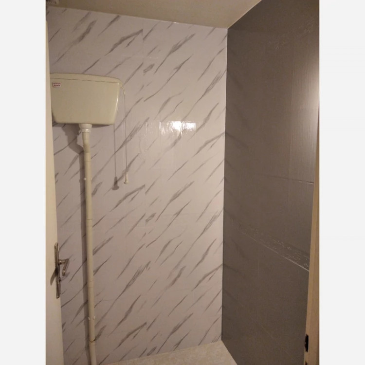 برچسب کابینت طرح سنگ هایگلاس کد 6270 ضخیم سفید رگه طوسی کم چسب مخصوص سطوح صیقلی و براق