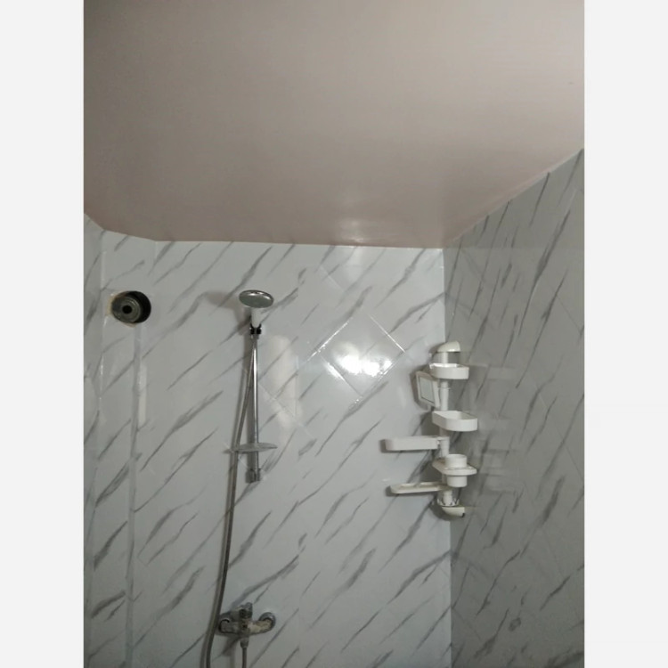 برچسب کابینت طرح سنگ هایگلاس کد 6270 ضخیم سفید رگه طوسی کم چسب مخصوص سطوح صیقلی و براق