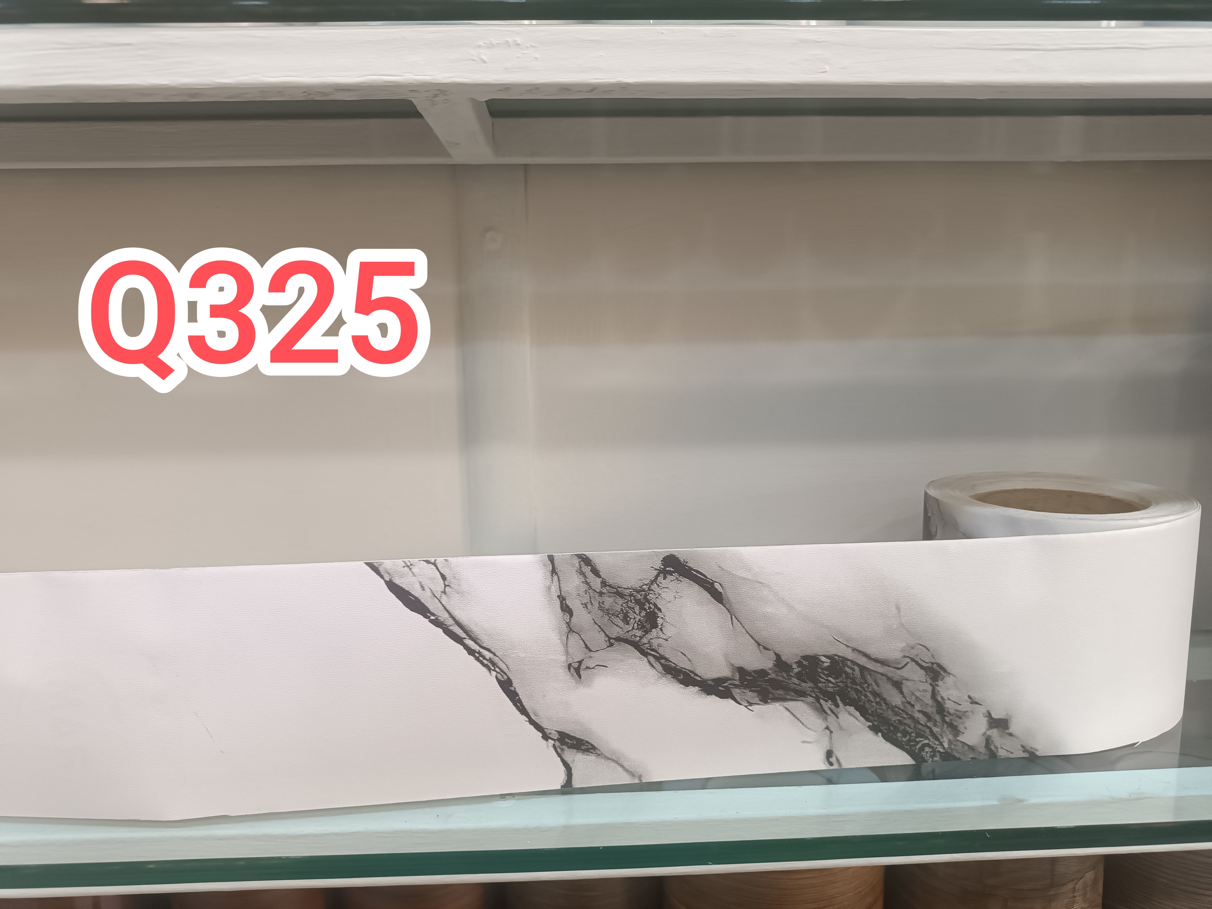 برچسب قرنیزی کد Q325 طرح سنگ مات سفید با رگه های مشکی