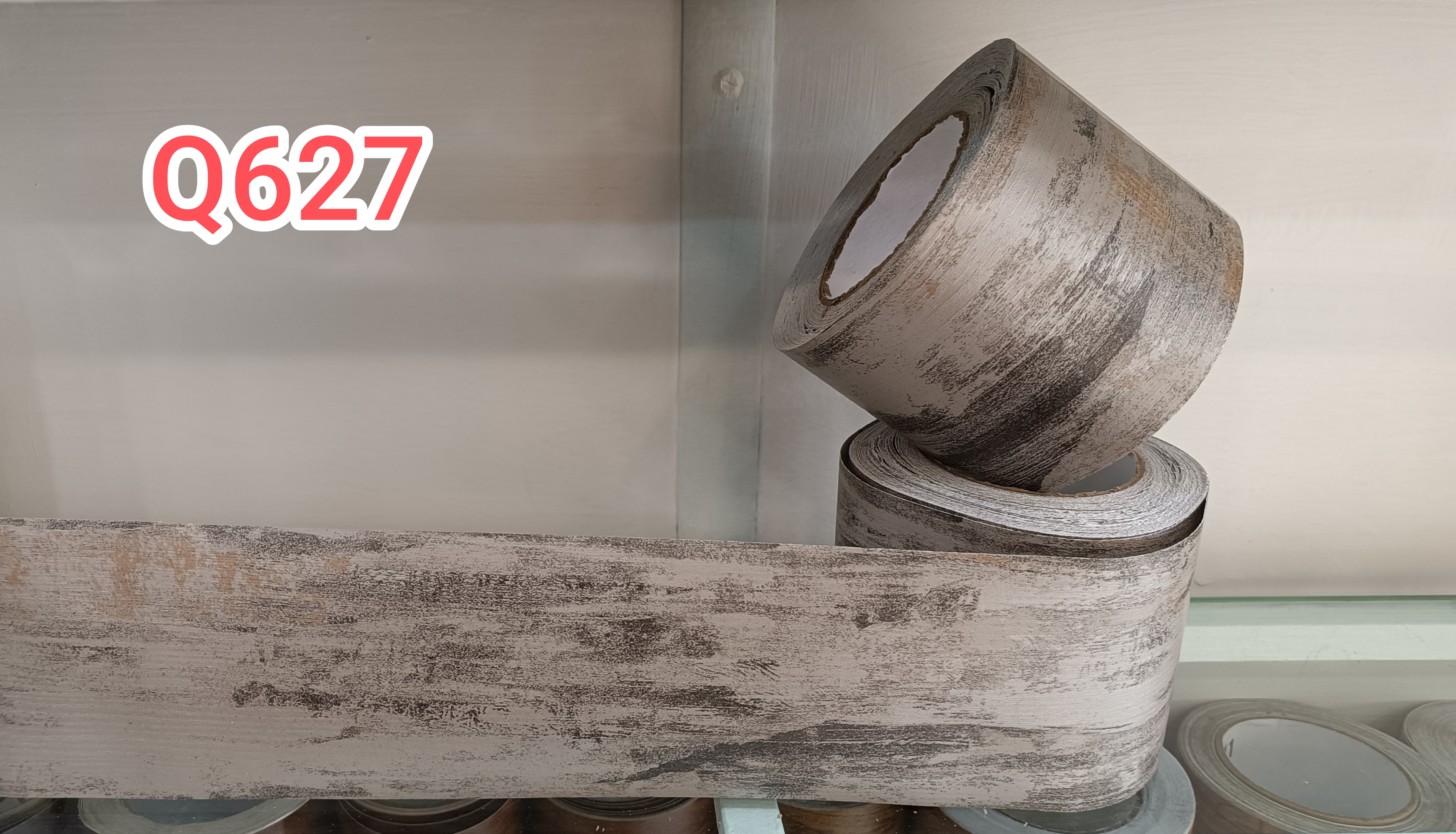 برچسب قرنیزی کد Q627 طرح چوب بژ با رگه های طلایی و مشکی