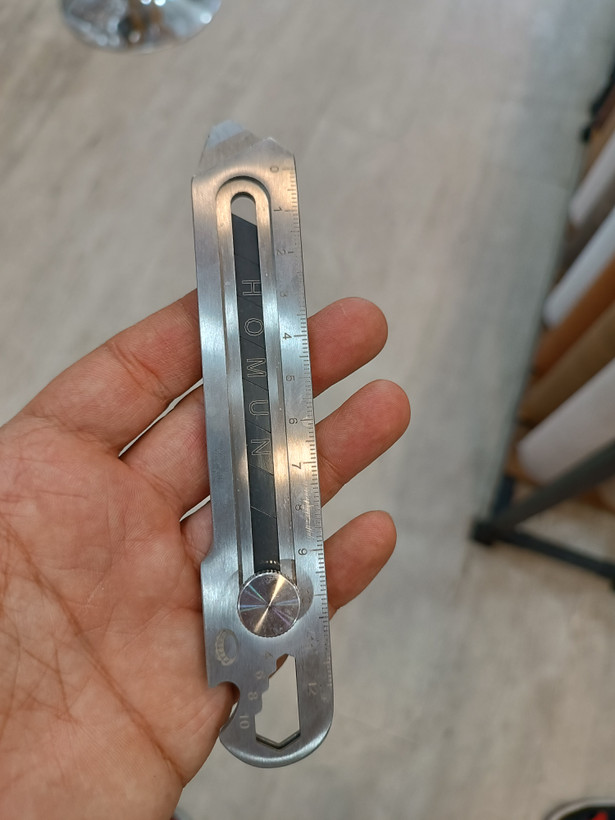 کاتر بزرگ بدنه فولادی رنگ کروم مارک هومون اعلا با تیغ کاتر مشکی دارای درب باز کن نوشابه