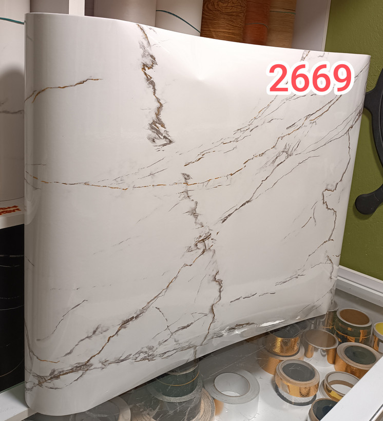 برچسب کابینت کد ۲۶۶۹ طرح سنگ های گلس سفید با رگههای مشکی و طلایی عرض ۶۰ سانت