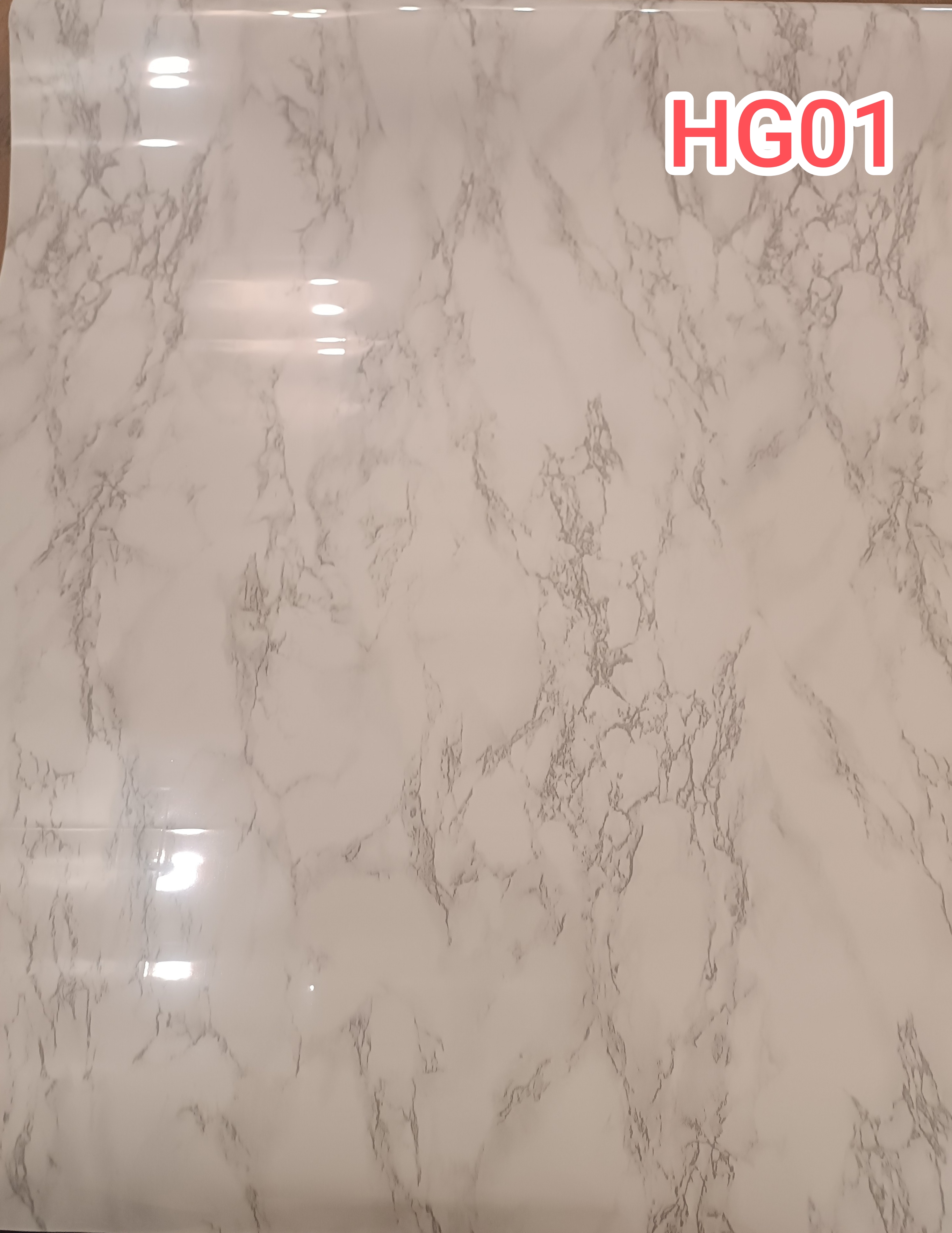 برچسب کاشی و سرامیک اقتصادی کد HG01 طرح سنگ های گلاس سفید با رگه‌های کرم طوسی